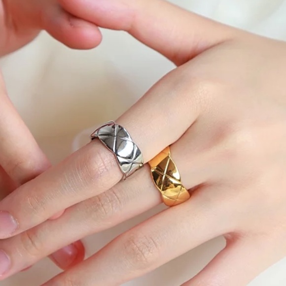 Minimalist cross ring - Picture 2 of 5